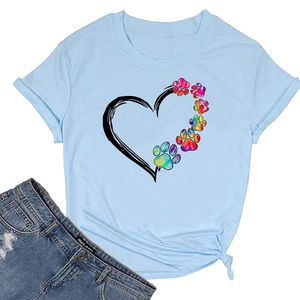 Dettaglio della T-shirt in cotone azzurro con grafica a cuore e impronte colorate