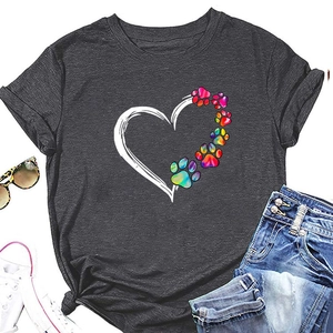 Dettaglio flat lay di t-shirt grigio scuro con stampa cuore a zampa arcobaleno e accessori