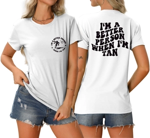 Détail d'un t-shirt blanc avec l'imprimé graphique 'I'M A BETTER PERSON WHEN I'M TAN' chic