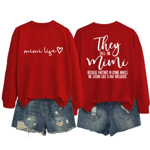 Dettaglio fronte e retro della felpa rossa con stampa mimi e shorts in denim consumati