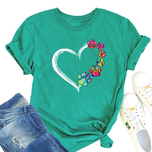 T-shirt turchese con stampa a cuore e zampette abbinata a jeans blu, vista piatta
