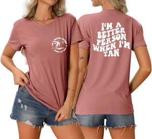 Détails avant et arrière du t-shirt mauve avec imprimé palmier et slogan