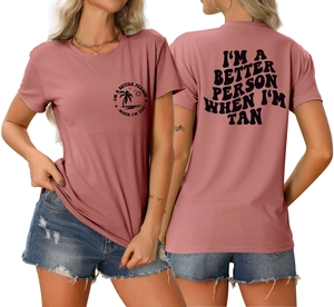 Détails du logo frontal et du lettrage au dos sur un t-shirt en coton rose pastel