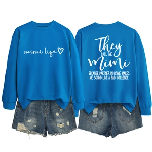 Vista fronte e retro della felpa blu con stampa Mimi Life e pantaloncini di jeans