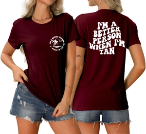 Détail d'un t-shirt bordeaux montrant le col rond et l'imprimé graphique au dos