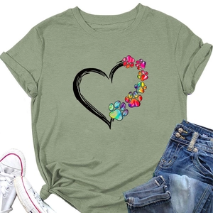Dettaglio del motivo a cuore e impronte colorate sulla maglietta casual verde salvia