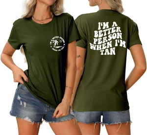Détail du texte 'I'M A BETTER PERSON' et imprimé palmier sur t-shirt vert olive