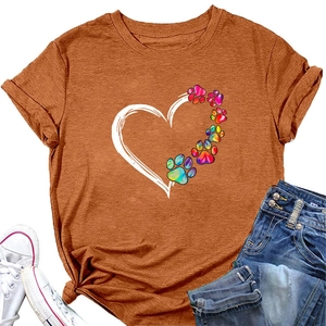 Dettaglio del motivo cuore e zampa arcobaleno su t-shirt casual rosso ruggine