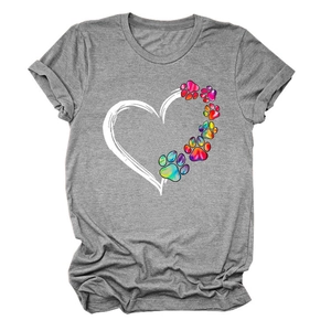 Dettaglio della t-shirt in cotone grigio con impronte di zampe arcobaleno e cuore