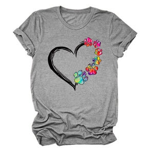 Dettaglio di t-shirt grigia girocollo con stampa cuore e zampa di cane colorata