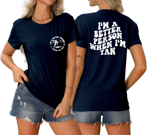 Détail du t-shirt bleu marine avec imprimé tropical et slogan artistique au dos en coton