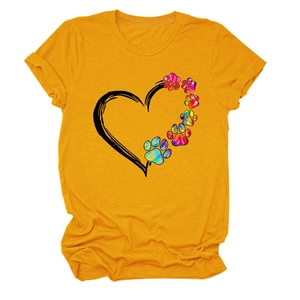 Dettaglio di t-shirt giallo senape con grafica a cuore e impronte di zampe colorate