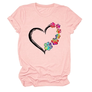 Dettaglio della t-shirt rosa chiaro con grafica creativa a cuore e impronte colorate