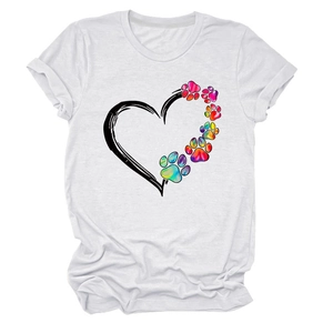 Dettaglio di una t-shirt bianca in cotone con impronte di zampe arcobaleno e cuore
