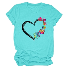 Dettaglio della stampa con impronte colorate e cuore sulla maglia blu tiffany