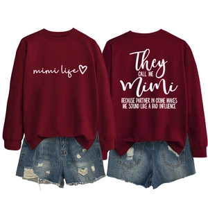 Dettaglio felpa bordeaux con stampa mimi life e pantaloncini di denim strappati