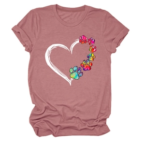 Dettaglio della stampa cuore e zampa su una t-shirt rosa polvere a maniche corte