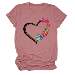 Dettaglio della grafica con cuore e impronte colorate su t-shirt in cotone rosa antico