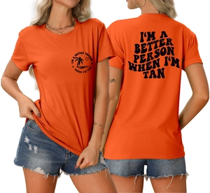 Détails du t-shirt orange avec imprimé cocotier et texte Better Person au dos