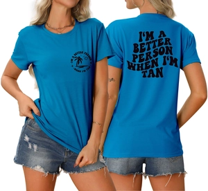 Vue détaillée avant et arrière du t-shirt bleu ciel avec palmier et graphisme slogan