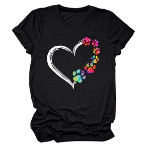 Dettaglio di t-shirt nera in cotone con motivo a cuore e impronta di zampa colorata
