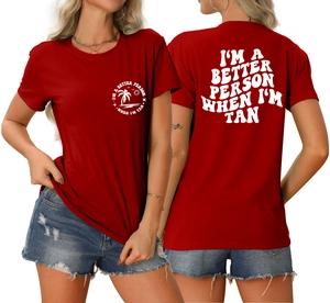 Vue détaillée du t-shirt en coton bordeaux montrant le logo et l'imprimé au dos