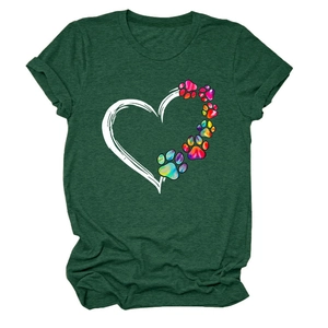 Dettaglio di cuore e zampe di cane arcobaleno su una t-shirt in cotone verde scuro