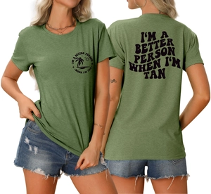 Détail du t-shirt vert armée avec l'imprimé palmier I'M A BETTER PERSON WHEN I'M TAN