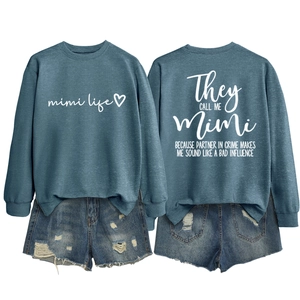 Vista fronte e retro della felpa blu oversize con stampa mimi life e dettagli con cuore