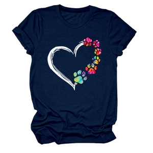 Dettaglio di una maglietta blu navy con grafica a cuore e impronte di zampe colorate