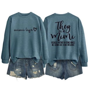 Vista fronte e retro della felpa grigio-blu con stampa Mimi Life e pantaloncini di jeans