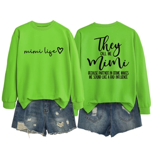 Dettaglio della felpa verde Mimi Life con polsini a costine e shorts in denim consumato