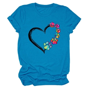 Dettaglio della grafica con cuore e impronte arcobaleno su t-shirt blu a maniche corte
