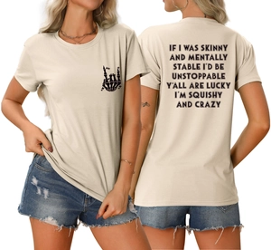 Détail du t-shirt oversize abricot avec citation au dos et short en jean vieilli