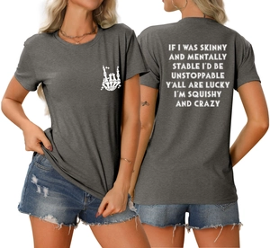 Détails avant et arrière du t-shirt gris foncé avec main de squelette et texte d'humour