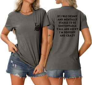 Détail d'un t-shirt gris foncé avec texte imprimé au dos et logo main rock