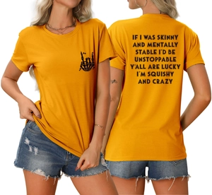 Détail du t-shirt en coton jaune avec graphique tête de mort et slogan au dos