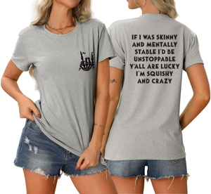 Détail d'un t-shirt gris à manches courtes avec geste rock et texte imprimé au dos
