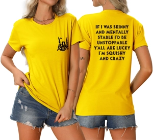 Détail d'un t-shirt jaune en coton avec imprimé à l'avant et slogan au dos