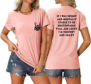 Détail du t-shirt rose avec imprimé squelette à l'avant et texte anglais au dos