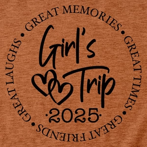 Détail de l'imprimé Girl's Trip 2025 sur un t-shirt décontracté col rond en orange rouille