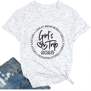 Détail de l'imprimé Girl's Trip 2025 sur un t-shirt blanc chiné à col rond femme