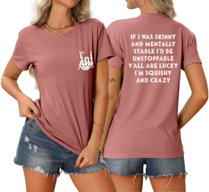 Vue avant et arrière du t-shirt rose à col rond avec main de squelette et slogan
