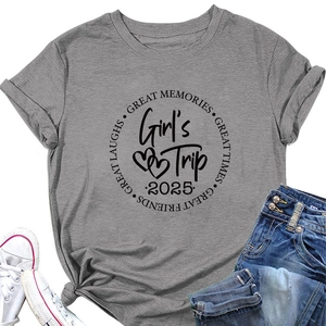 T-shirt en coton gris avec imprimé Girl's Trip 2025 et détail de l'ourlet noué