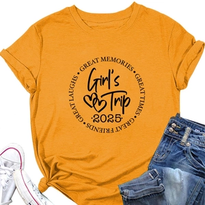 Détail de l'imprimé Girl's Trip 2025 sur un t-shirt jaune en coton avec un nœud stylé