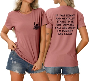 Vue détaillée du t-shirt rose avec imprimé main rock et slogan au dos du vêtement