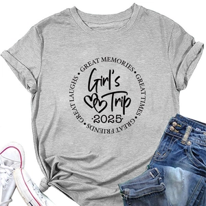 Mise à plat d'un T-shirt gris en coton avec imprimé Girl's Trip 2025 et style décontracté