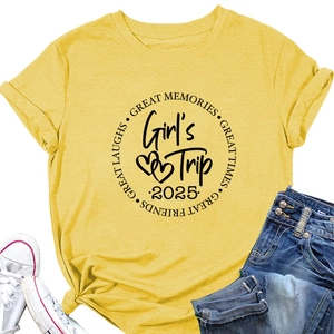 Détail du t-shirt en coton jaune avec impression Great Memories Girl's Trip 2025 au centre