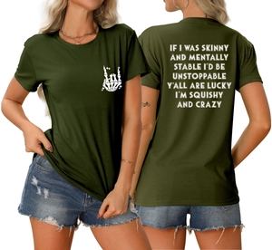 Détail du t-shirt vert olive avec texte humoristique et geste de la main sur la poitrine
