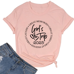 Détail du T-shirt rose en coton avec imprimé Girl's Trip 2025 et nœud élégant à l'ourlet